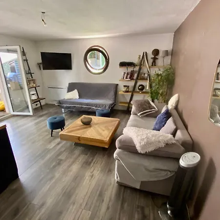 Charming T2 With A 135m2 Garden In